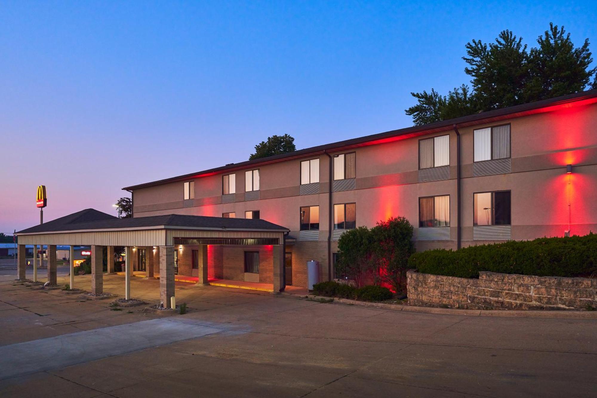 Econo Lodge Maquoketa Exterior photo